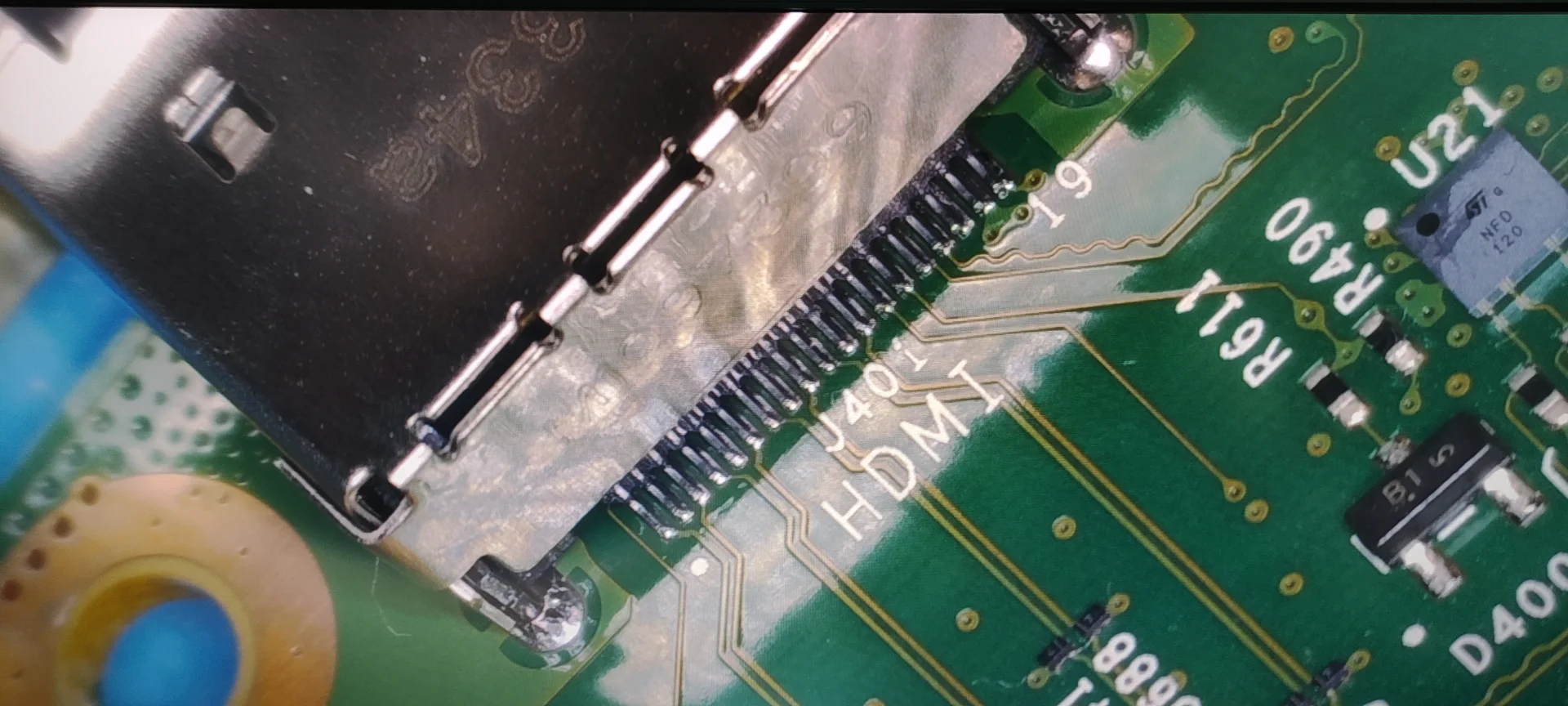 Vytržený HDMI port nebo nefunkční mechanika? Opravujeme na úrovni mikropájení