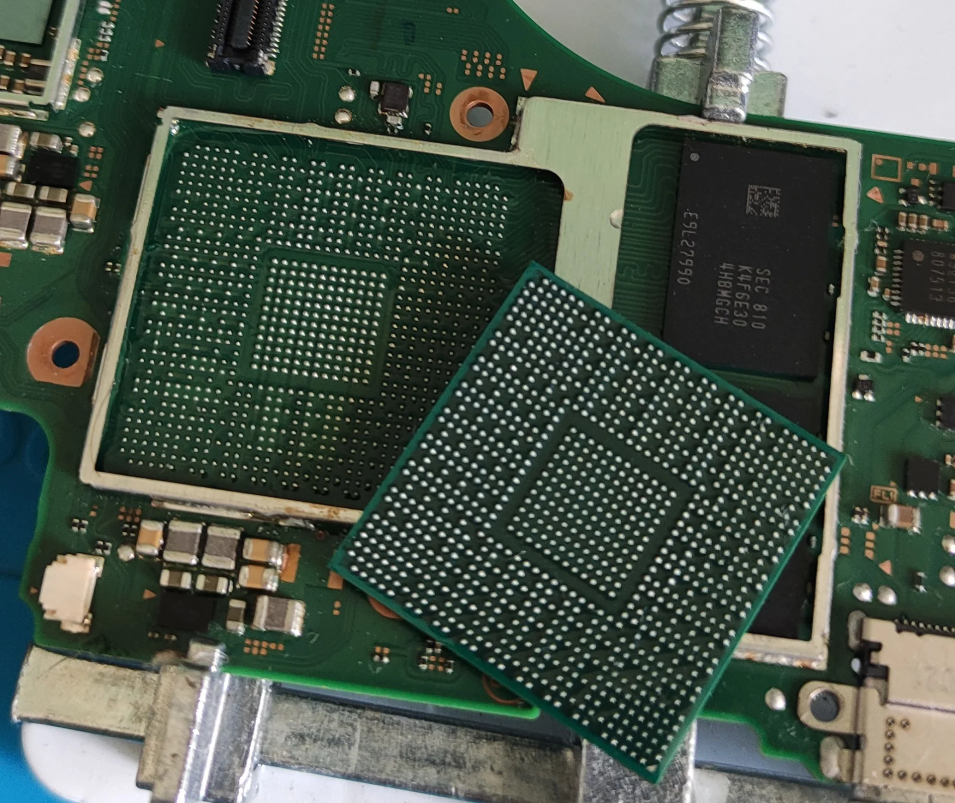 Černá obrazovka u Nintenda Switch? Oprava, kterou jinde vzdávají – reballing APU