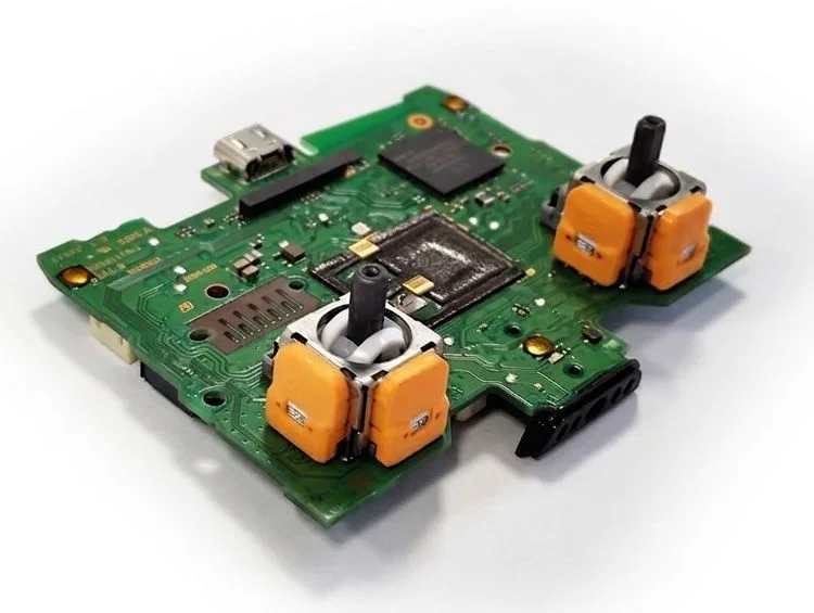 Driftující páčky u DualSense nebo Xbox ovladače? Nemusíte kupovat nový za 1 800 Kč!