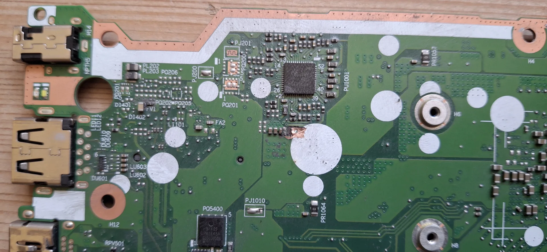 Zachránili jsme „mrtvý“ Lenovo IdeaPad 1. Jak jsme si poradili se zkratem a zuhelnatělou deskou po jiném servisu?